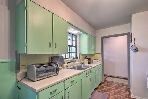 Idyllic Abode With Yard - Near Dtwn And Airport!
