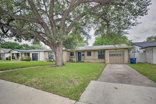 Idyllic Abode With Yard - Near Dtwn And Airport!