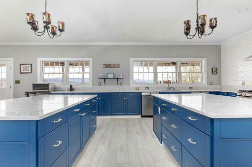 Villa Stunning Former Winery With Pool And Mtn Views!