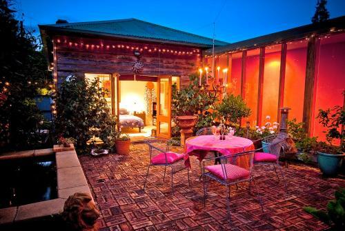Bed & Breakfast At Eleven - La Petite Maison