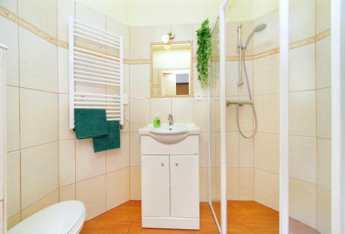 Hostal Pension A Restaurant Karol�na