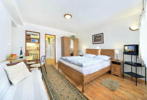 Hostal Pension A Restaurant Karol�na