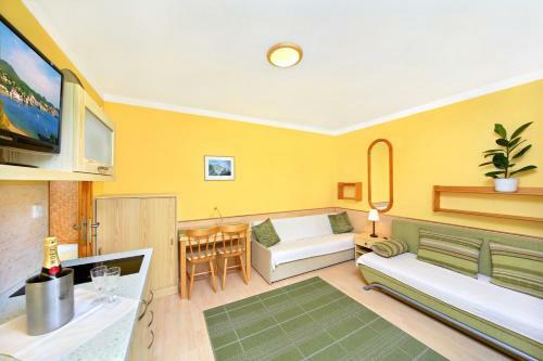 Hostal Pension A Restaurant Karol�na