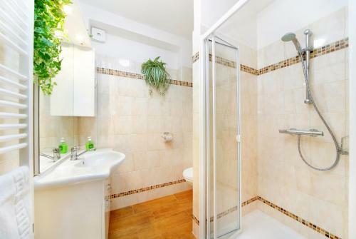 Hostal Pension A Restaurant Karol�na