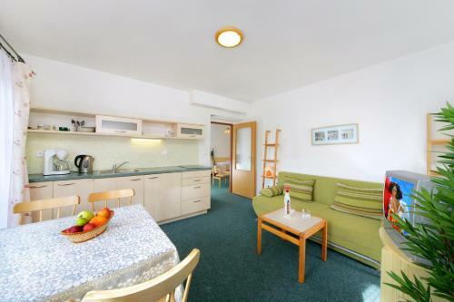 Hostal Pension A Restaurant Karol�na