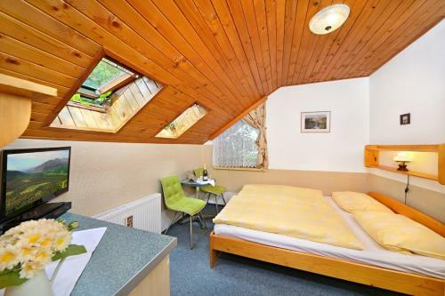 Hostal Pension A Restaurant Karol�na