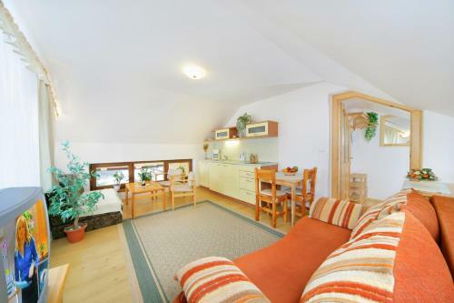 Hostal Pension A Restaurant Karol�na
