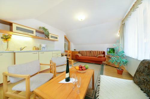 Hostal Pension A Restaurant Karol�na