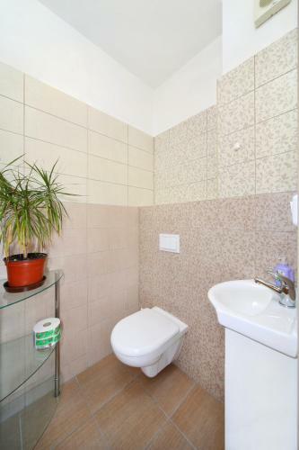 Hostal Pension A Restaurant Karol�na