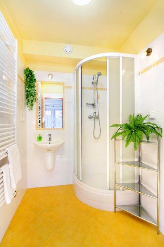 Hostal Pension A Restaurant Karol�na