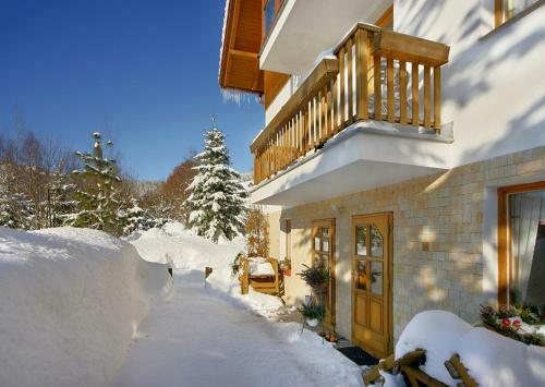 Hostal Pension A Restaurant Karol�na