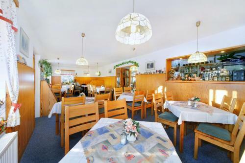 Hostal Pension A Restaurant Karol�na
