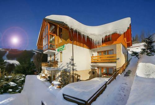 Hostal Pension A Restaurant Karol�na