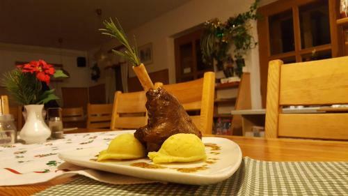 Hostal Pension A Restaurant Karol�na