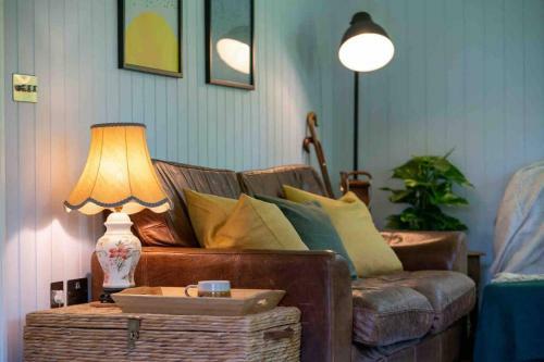 Idyllic Guest Cabin In The Hampshire Woods