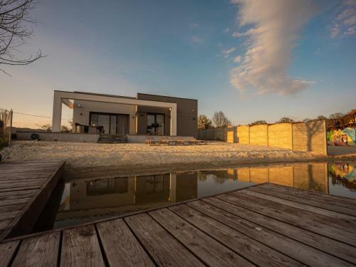 Comfortable Holiday Villa On The Lake, Spalona