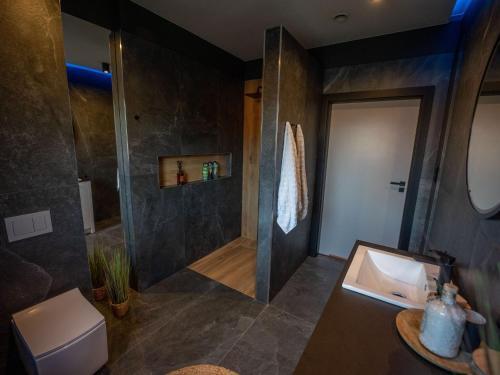 Comfortable Holiday Villa On The Lake, Spalona