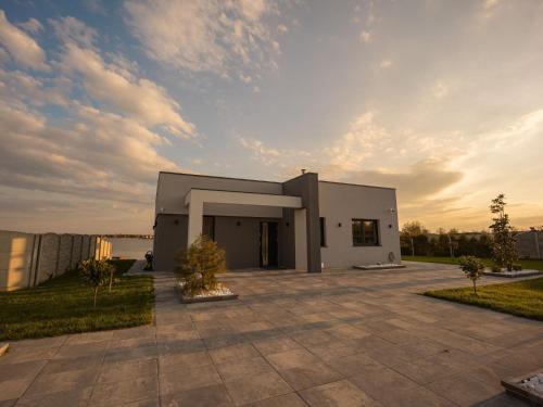 Comfortable Holiday Villa On The Lake, Spalona