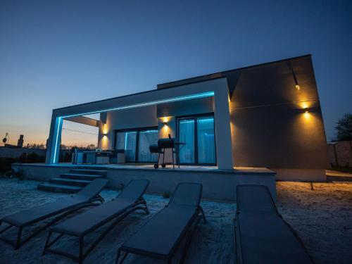 Comfortable Holiday Villa On The Lake, Spalona