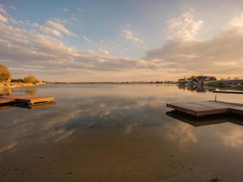 Comfortable Holiday Villa On The Lake, Spalona