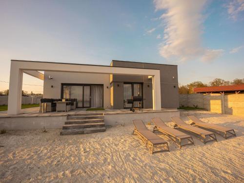 Comfortable Holiday Villa On The Lake, Spalona