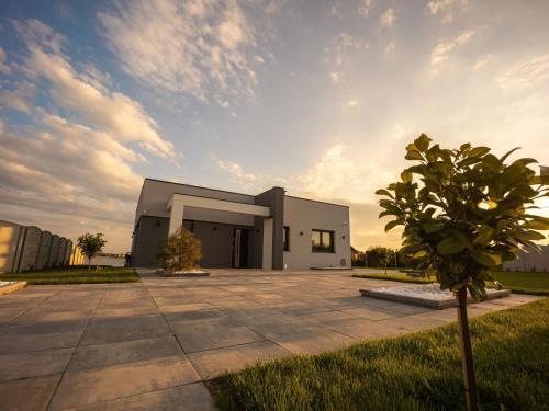 Comfortable Holiday Villa On The Lake, Spalona