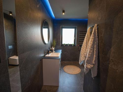 Comfortable Holiday Villa On The Lake, Spalona