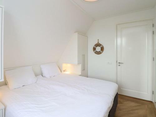 Beautiful Villa With Sauna On The Tjeukemeer