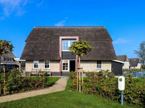Beautiful Villa With Sauna On The Tjeukemeer