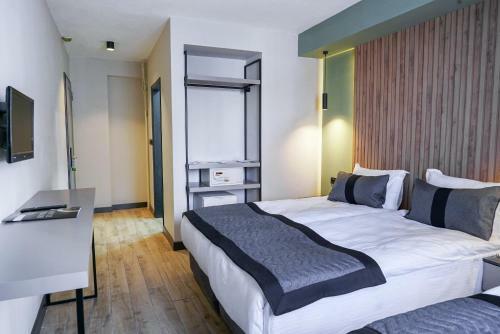Leons Hotel