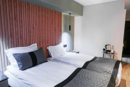Leons Hotel