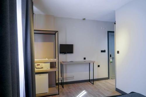 Leons Hotel