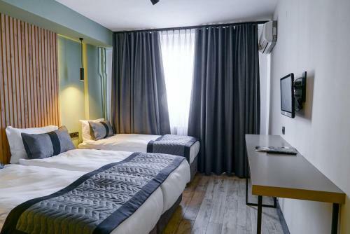 Leons Hotel