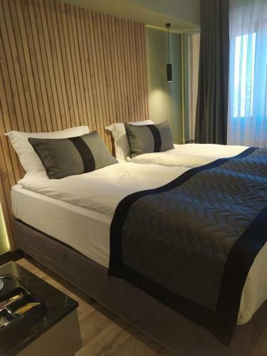 Leons Hotel
