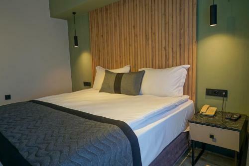 Leons Hotel