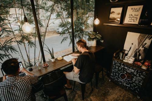 Murals Hostel And Cafe