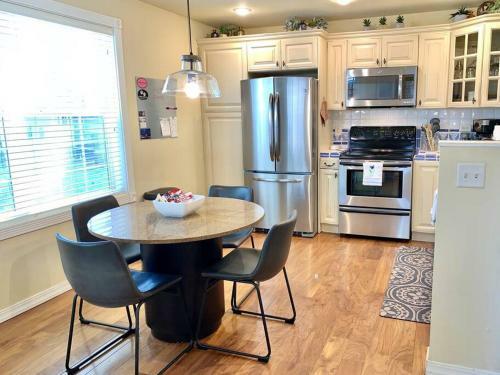 The Comforts' Inn: Mountain Escape