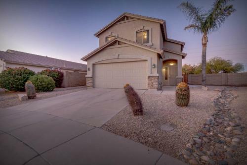 Phoenix Gem With Sparkling Heated Pool And Newly Remodeled! Home