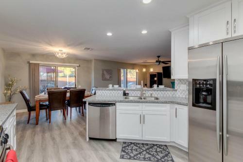 Phoenix Gem With Sparkling Heated Pool And Newly Remodeled! Home