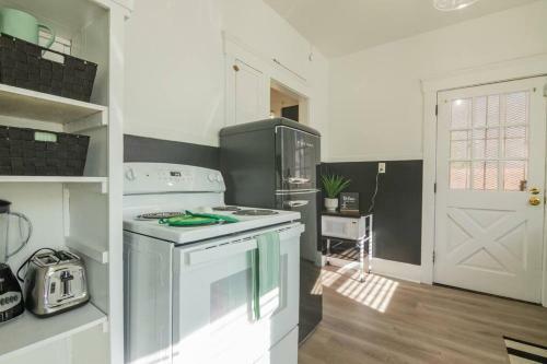 *new* Modern Meets Vintage In Phx Historic Home