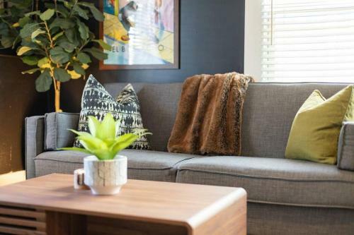*new* Modern Meets Vintage In Phx Historic Home