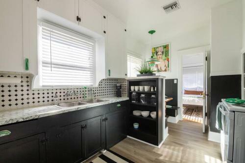 *new* Modern Meets Vintage In Phx Historic Home