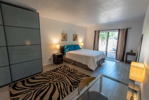 Modern 2 Br Townhouse With Private Pool