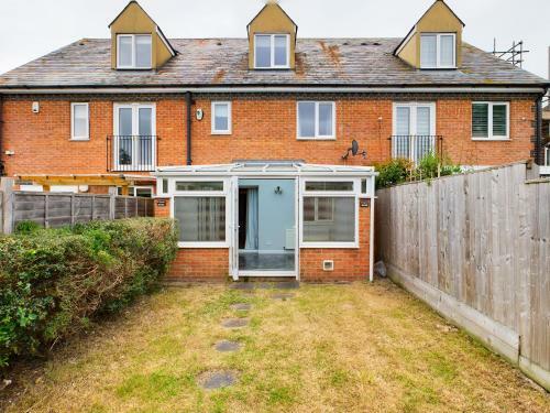 Large Four Bedroom Home With Parking Close To Town
