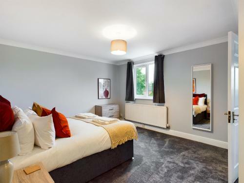 Large Four Bedroom Home With Parking Close To Town