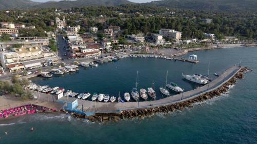 Entire Home Near Athens For Short Vacations
