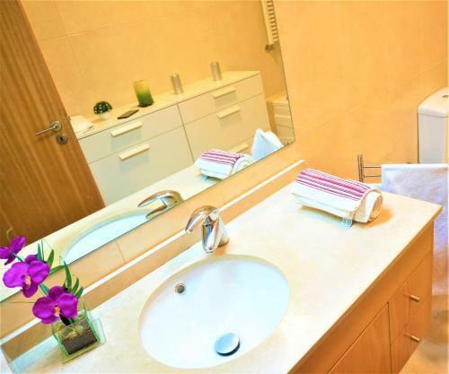 Lovely 3-bedroom Apartment With Indoor Fireplace