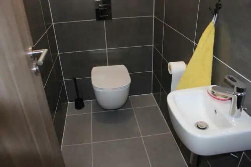 Room For Rent Close To Airport