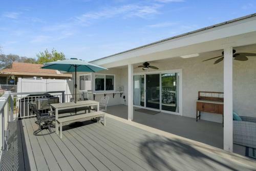 Chic Lakefront Cottage
