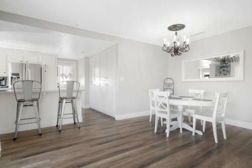 Chic Lakefront Cottage